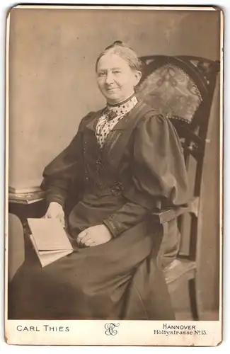 Fotografie Carl Thies, Hannover, Höltystrasse N. 13, Ältere Dame mit Buch auf Stuhl sitzend