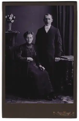 Fotografie Georg Koczyk, Coswig, Gatte neben sitzender Dame im schwarzen Kleid