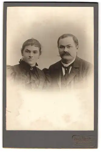 Fotografie Adolf Koestler, München, Neuhauserstr. 29, Mann mit Schnauzbart neben Dame im Kleid