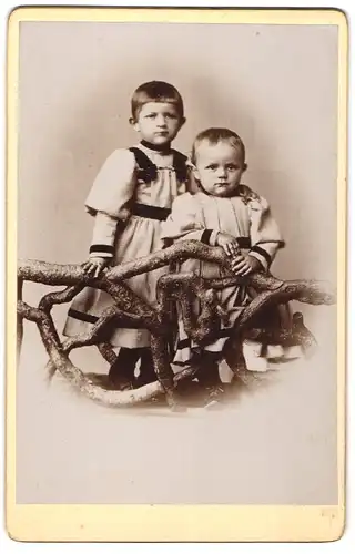 Fotografie Wolf & Schneider, Eppendorf i. Sachsen, Zwei Kinder in karierten Kleidern