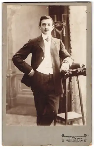 Fotografie R. Beyer, Dresden, Gr. Plauenschestr. 35, Junger Herr im gestreiften Anzug mit Bart