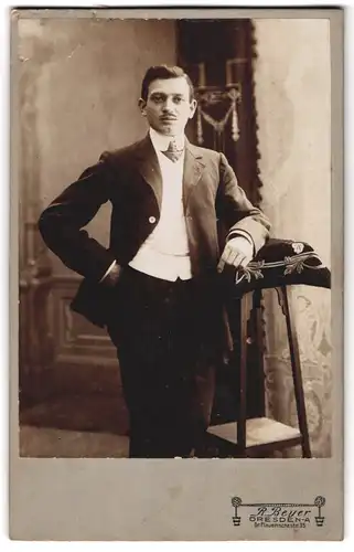 Fotografie R. Beyer, Dresden, Gr. Plauenschestr. 35, Junger Herr im gestreiften Anzug mit Bart