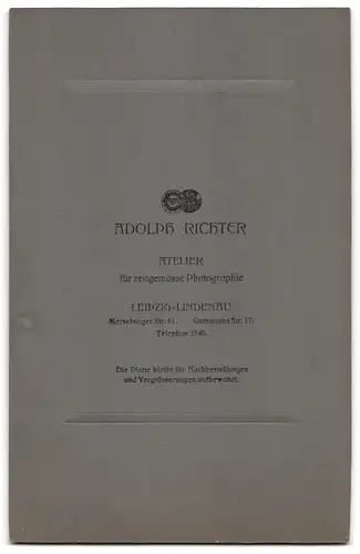 Fotografie Adolph Richter, Leipzig-Lindenau, Merseburger Str. 61, Zwei Kleinkinder auf Stuhl mit Spitzenkragen