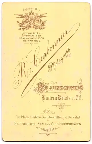 Fotografie R. Carbonnier, Braunschweig, Hintern Brüdern 36, Porträt von drei Geschwistern mit Blumenkorb