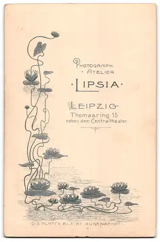 Fotografie Atelier Lipsia, Leipzig, Thomasring 15, Dame neben Stuhl mit langem schwarzen Kleid