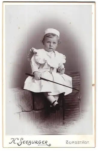 Fotografie H. Seeburger, Burgstädt, Kleinkind im Kleidchen mit Angel