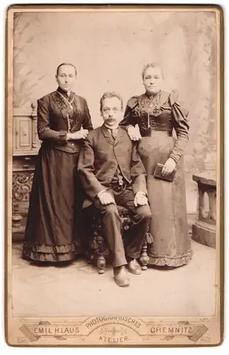 Fotografie Emil Klaus, Chemnitz, Reitbahnstrasse 22, Porträt mit zwei Damen und sitzenden Herren