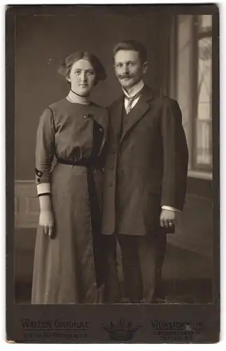 Fotografie Walter Grahlke, Wunstorf i. H., Langenstrasse 51, Dame im Kleid neben Herren mit Bart