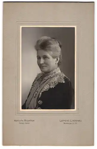 Fotografie Adolph Richter, Leipzig-Lindenau, Merseburger-Str. 61, Ältere Dame im Spitzenkleid mit Medaillon