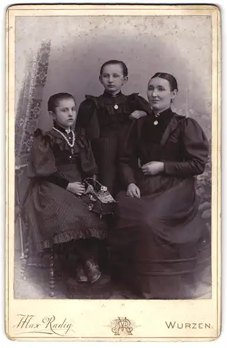 Fotografie Max Radig, Wurzen, Wettinerstr. 7, Dame neben Töchtern in schwarz gestreiften Kleidern