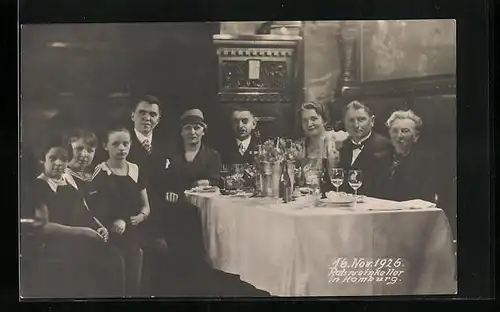 Foto-AK Hamburg, Restaurant Ratsweinkeller, Innenansicht mit posierenden Gästen 1926