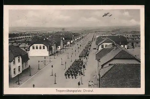 AK Ohrdruf, Truppenlager, Strassenpartie aus der Vogelschau