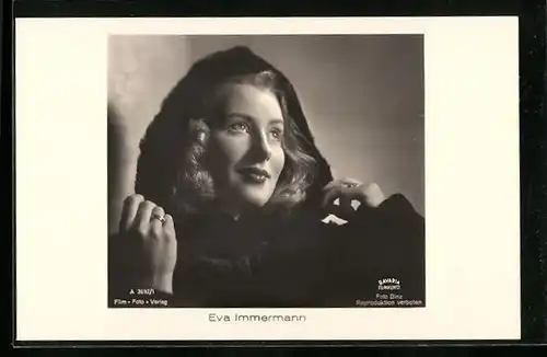 AK Schauspielerin Eva Immermann mit Kapuze
