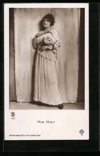 AK Schauspielerin Mia May mit Blumen