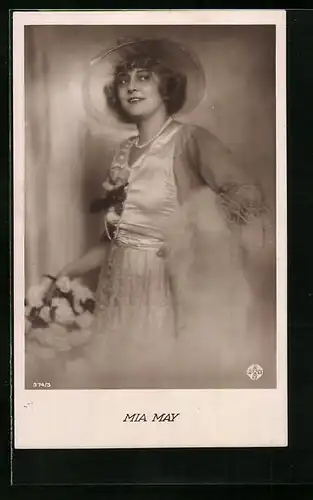 AK Schauspielerin Mia May in modischer Kleidung
