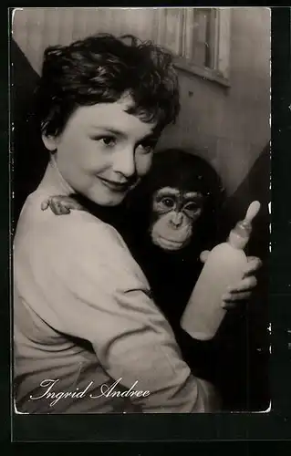 AK Schauspielerin Ingrid Andree mit Flasche und Affenbaby