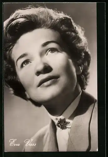 AK Schauspielerin Eva Vass mit aufschauendem Blick