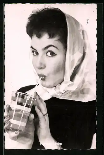 AK Schauspielerin Renate Holm mit Kopftuch und Getränk