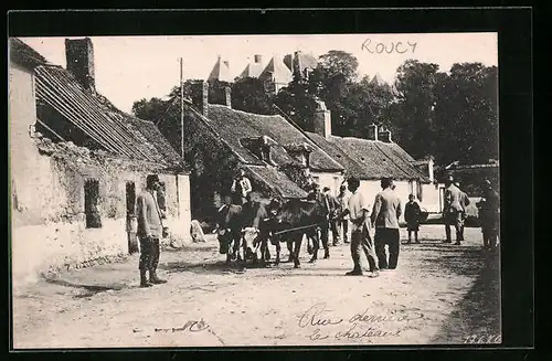 AK Roucy, Ochsengespann in einer zerstörten Strasse