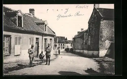 AK Roucy, Strassenpartie mit Sanitätern des Roten Kreuzes