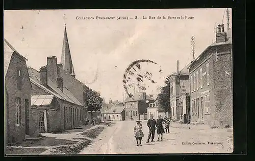 AK Etréaupont, La Rue de la Barre et la Poste