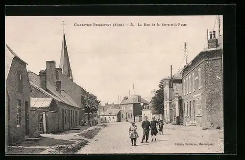 AK Etréaupont, La Rue de la Barre et la Poste