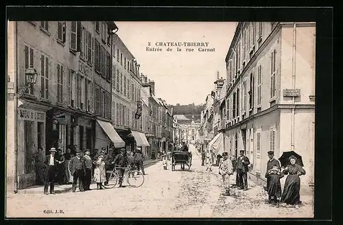 AK Chateau-Thierry, Entrée de la rue Carnot