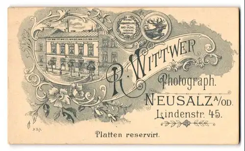 Fotografie R, Wittwer, Neusalz a. Od., Lindenstrasse 45, Ansicht Neusalz a. Od., Strassenpartie mit dem Ateliersgebäude