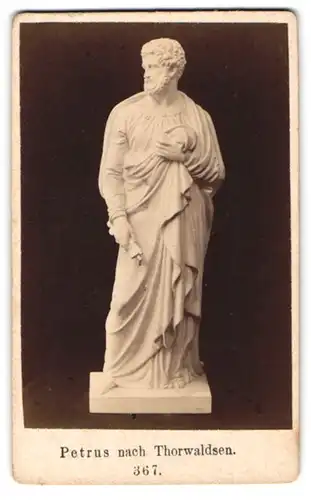 Fotografie unbekannter Fotograf und Ort, Statue: Petrus nach Thorwaldsen