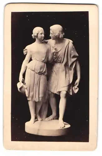 Fotografie unbekannter Fotograf und Ort, Statue: Hermann und Dorothea nach Hentschel