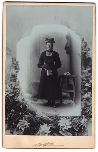 Fotografie R. Schwarzbach, Bitterfeld, Kaiserstr. 14, junge Frau im schwarzen Kommunionskleid mit Bibel