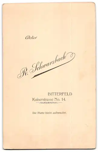 Fotografie R. Schwarzbach, Bitterfeld, Kaiserstr. 14, junge Frau im schwarzen Kommunionskleid mit Bibel