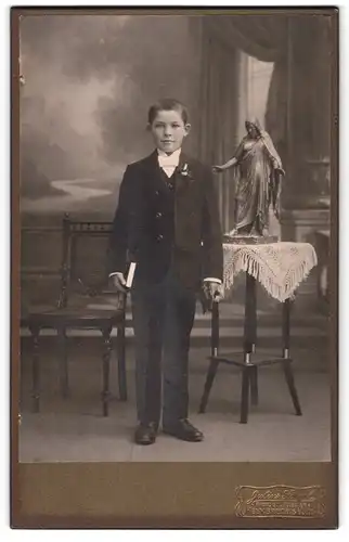Fotografie Julius Siegel, Helmbrechts i. Bay., junger Knabe im Anzug mit Bibel zur Kommunion