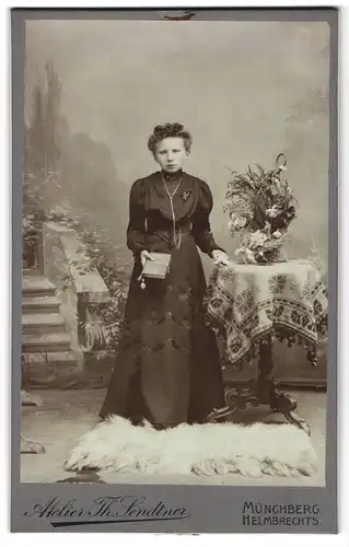 Fotografie Th. Sendtner, Münchberg, junges Mädchen im schwarzen Kommunionskleid mit Bibel