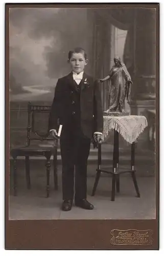 Fotografie Julius Siegel, Helmbrechts i. Bay., junger Knabe im Kommunionsanzug mit Fliege und Bibel