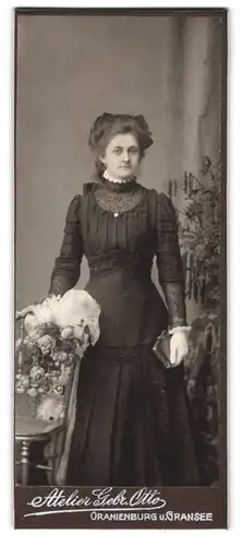 Fotografie Geb. Otto, Oranienburg, Portrait junge Frau im Konfirmantinnen Kleid mit Halskette Herzanhänger