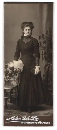 Fotografie Geb. Otto, Oranienburg, Portrait junge Frau im schwarzen Kleid zur Kommunion