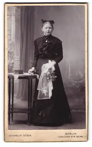 Fotografie Wilhelm Stein, Berlin, Chaussee Str. 65 /66, Mädchen im Kommunionskleid mit Haarschleife und Blumenstrauss
