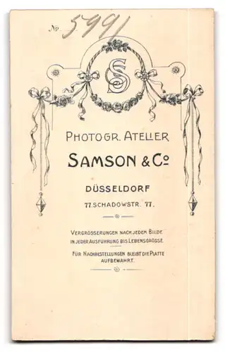 Fotografie Samson & Co., Düsseldorf, Schadowstr. 11, junger Knabe im Anzug steht lässig im Atelier, Kommunion