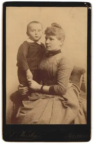 Fotografie J. Kersten, Geldern, junge Mutter im gestreiften Kleid mit ihrem Sohn auf dem Schoss, Mutterglück
