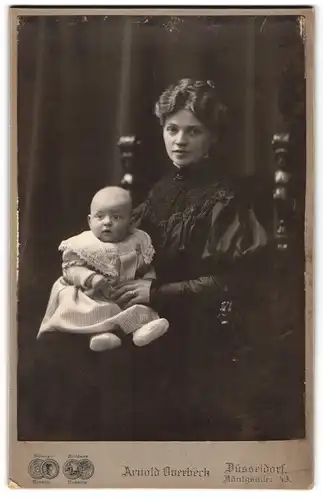 Fotografie Arnold Overbeck, Düsseldorf, junge Mutter im schwarzen Kleid mit ihrem Sohn Fritzchen auf dem Schoss, 1907