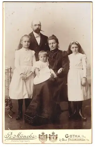 Fotografie B. Münchs, Gotha, Eltern mit ihren drei Kindern in weissen Kleidern im Atelier, Mutterglück