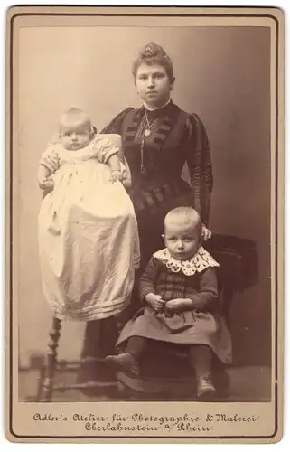 Fotografie Adler Atelier, Oberlahnstein a. Rh., junge Mutter posiert mit ihren beiden Kindern im Atelier, Mutterglück