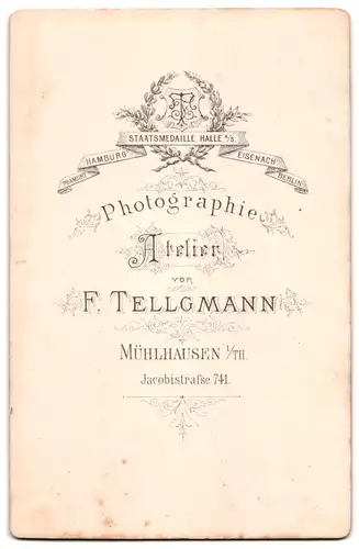 Fotografie F. Tellgmann, Mühlhausen i. Th., junge Eltern in feiner Kleidung mit ihrer Tochter im Samtkleid, Mutterglück