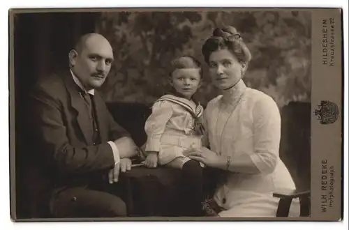 Fotografie Wilh. Redeke, Hildesheim, Mutter und Vater mit ihrem kleine Sohn im Matrosenanzug, Mutterglück
