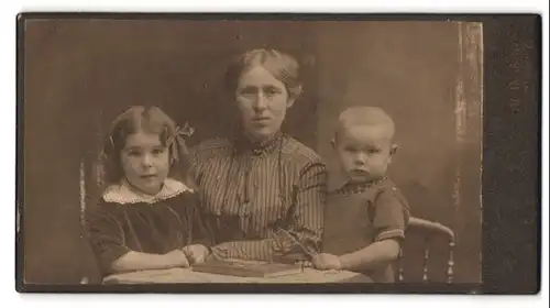 Fotografie M. B. Schultz, Flensburg, Portrait Mutter in gestreifter Blsue mit ihren beiden Kindern, Mutterglück