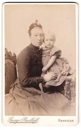 Fotografie Georg Rudloff, Hannover, Grossmutter im dunkeln Kleid mit ihrer Nichte, Mutterglück