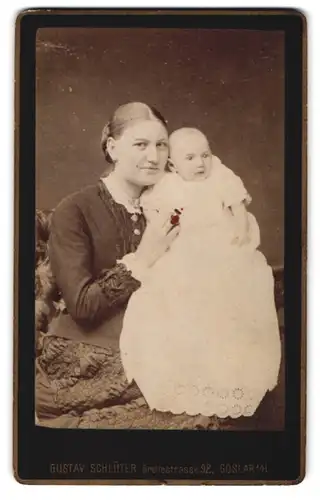 Fotografie Gustav Schlüter, Goslar a. H., junge Mutter mit ihrem Kleinkind im weissen Kleidchen, Mutterglück