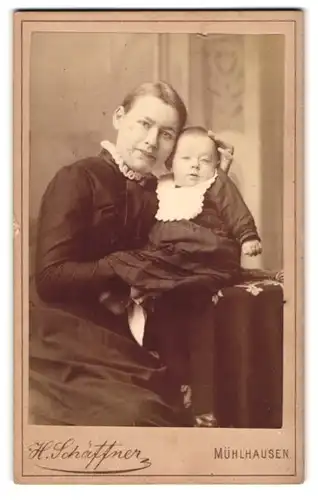 Fotografie H. Schäffner, Mühlhausen, Mutter im Biedermeierkleid zeigt stolz ihre Tochter Frida