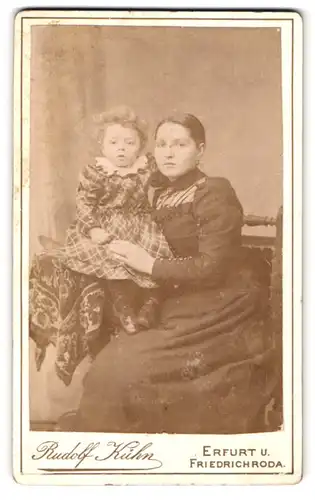 Fotografie Rudolf Kühn, Erfurt, jugne Frau im schwarzen Kleid mit Töchterchen im karierten Kleid, Mutterglück